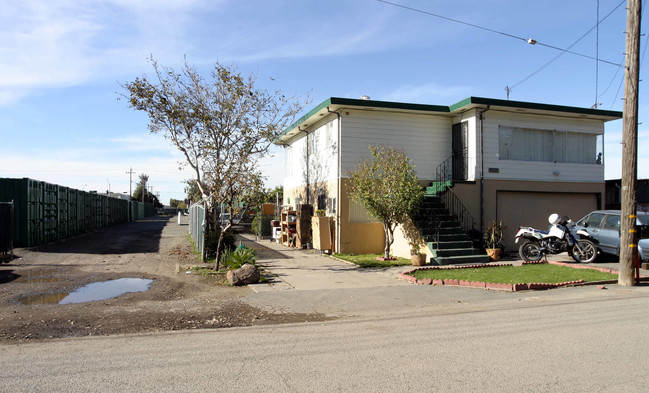 23351 Saklan Rd in Hayward, CA - Building Photo - Building Photo