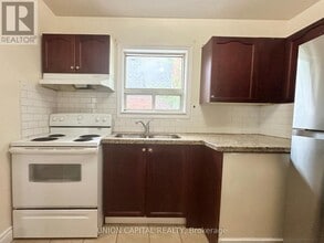 1048 Kennedy Rd in Toronto, ON - Building Photo - Building Photo