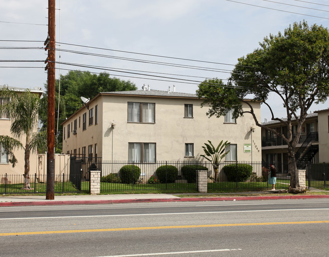 17049 Vanowen St in Van Nuys, CA - Building Photo - Building Photo