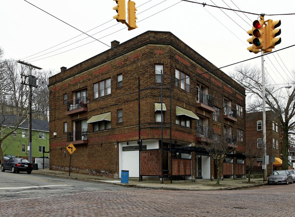 2187 Murray Hill Rd in Cleveland, OH - Foto de edificio