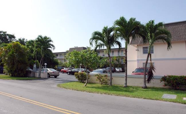 Palm Plaza Apartments in South Miami, FL - Building Photo - Building Photo