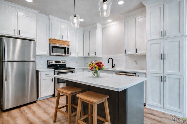 8065 Lockhart Rd in Denham Springs, LA - Foto de edificio - Building Photo