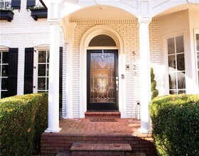 5120 Post Oak Tritt Rd in Roswell, GA - Foto de edificio - Building Photo