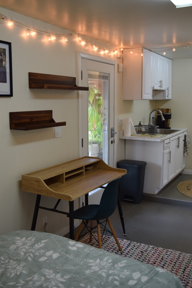 2474 Endicott St in Los Angeles, CA - Foto de edificio - Building Photo