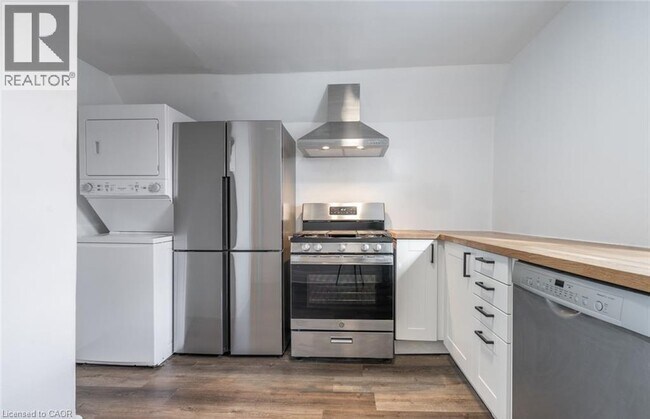 198 Sherman Ave N in Hamilton, ON - Building Photo - Building Photo