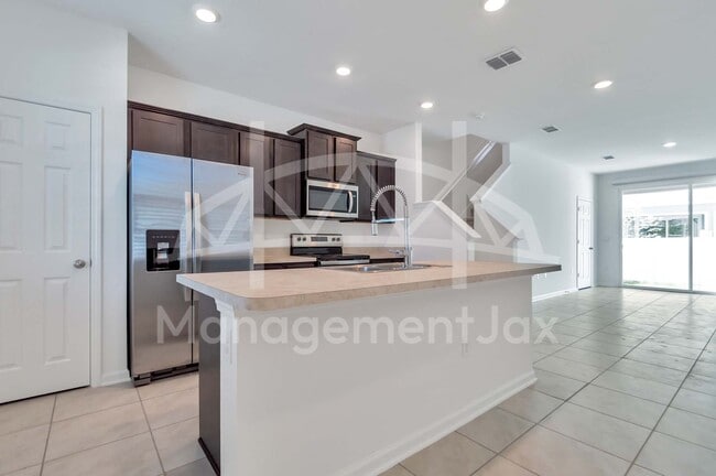 8335 Asteroid St in Jacksonville, FL - Building Photo - Building Photo