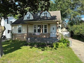 1877 Maddy Ln in Keego Harbor, MI - Building Photo