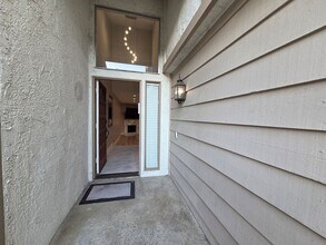 18319 Collins St in Los Angeles, CA - Foto de edificio - Building Photo