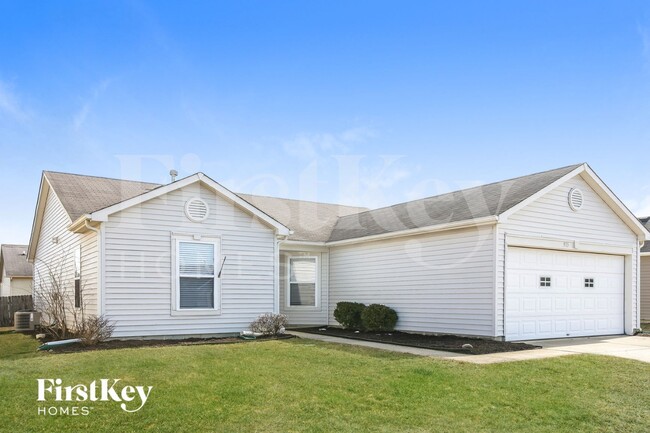 915 Streamside Dr in Greenfield, IN - Foto de edificio - Building Photo