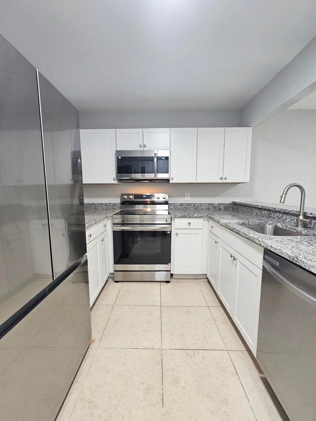1545 Lake Crystal Dr in West Palm Beach, FL - Building Photo - Building Photo