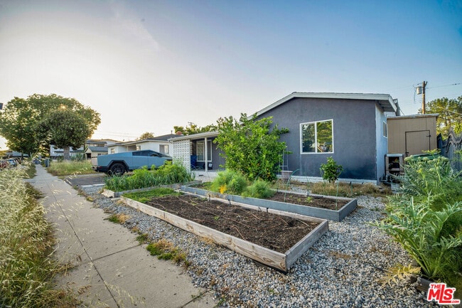 12827 Sylvan St in Los Angeles, CA - Building Photo - Building Photo