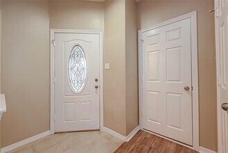 159 Snug Harbor Dr in Montgomery, TX - Foto de edificio - Building Photo