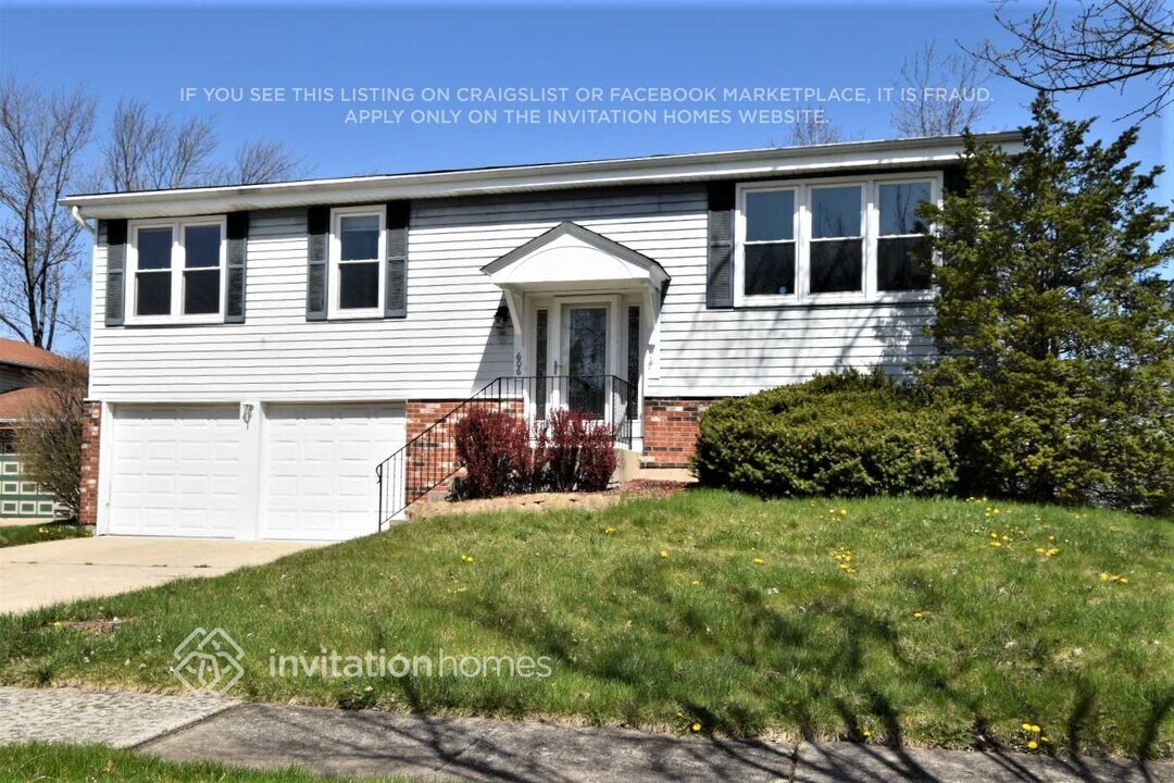 606 Cochise Cir in Bolingbrook, IL - Building Photo