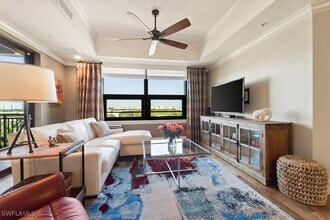 9115 Strada Pl in Naples, FL - Foto de edificio - Building Photo