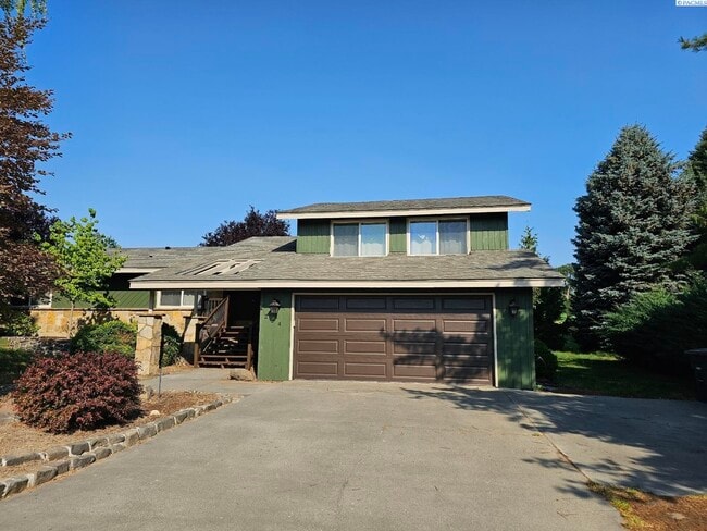 property at 224 Greenbriar W