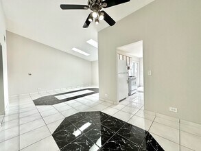 207 Norfolk Ct, Unit 4 in Roselle, IL - Foto de edificio - Building Photo