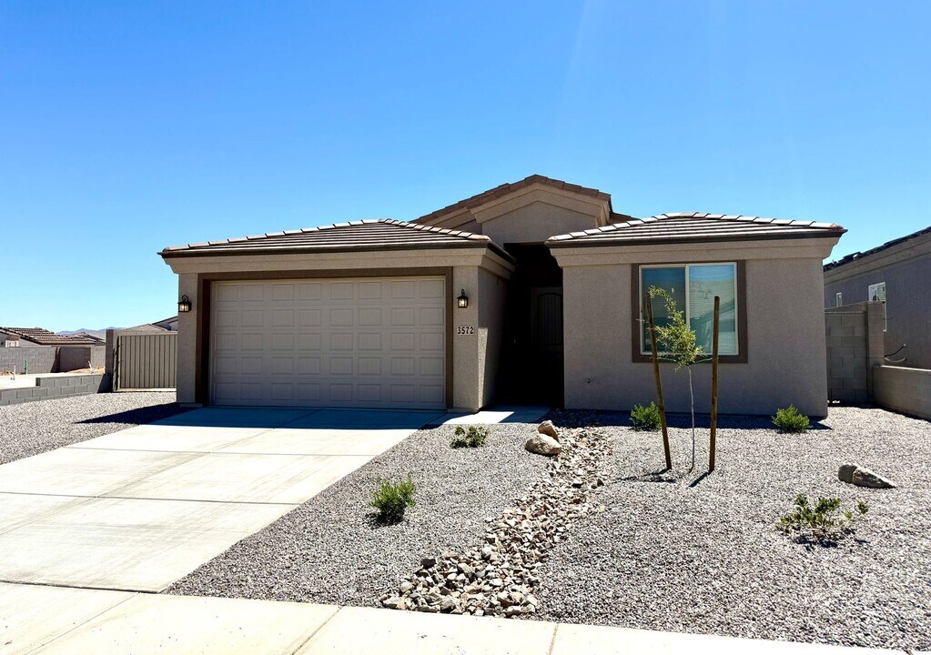3572 Charleston Loop in Kingman, AZ - Building Photo