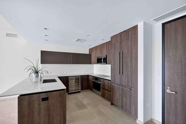 88 SW 7th St, Unit 3003 in Miami, FL - Foto de edificio - Building Photo