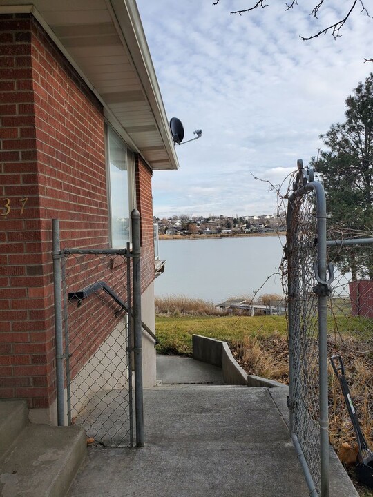 1137 W Lakeside Dr in Moses Lake, WA - Foto de edificio