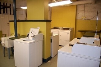 1639 W Touhy Ave, Unit 21-2S in Chicago, IL - Foto de edificio - Building Photo