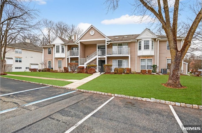 556 Holly Ct, Unit 556 Holly Ct, Mahwah in Mahwah, NJ - Building Photo - Building Photo