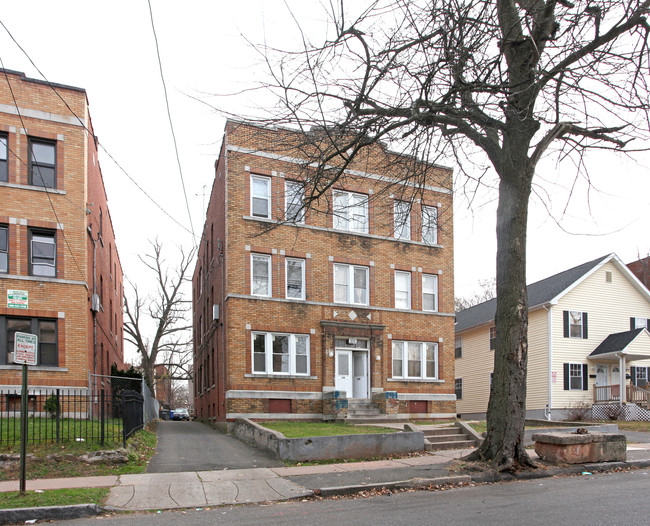 142-144 Clark St in Hartford, CT - Foto de edificio - Building Photo