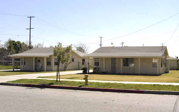 922-932 W 3rd St in Azusa, CA - Foto de edificio