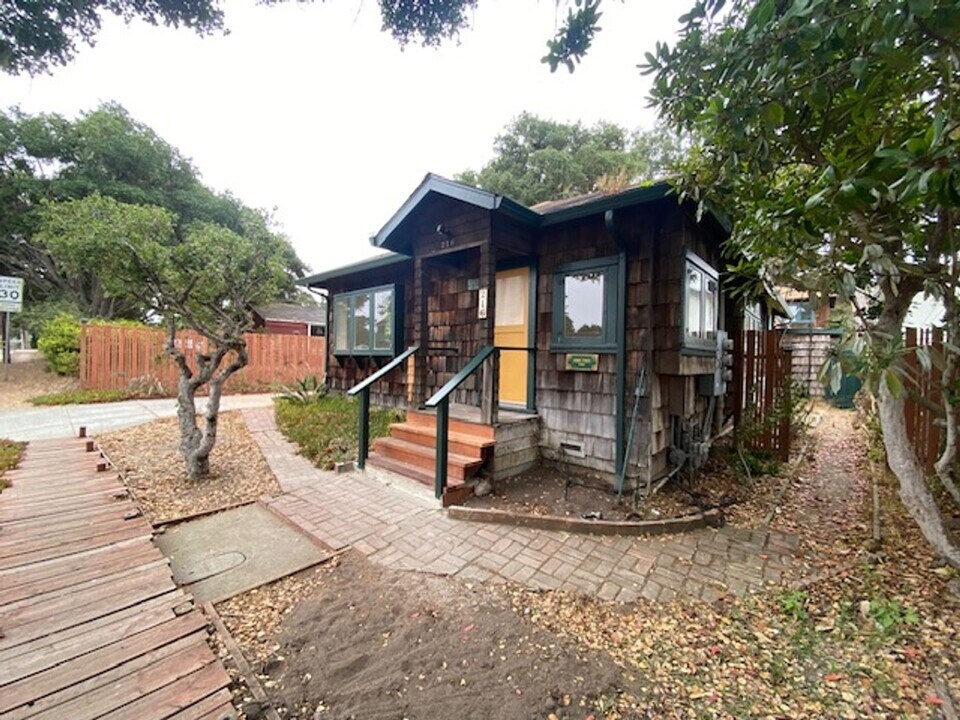 216 17 Mile Dr in Pacific Grove, CA - Building Photo