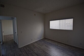 11315 Moorpark St, Unit 204 in Los Angeles, CA - Foto de edificio - Building Photo