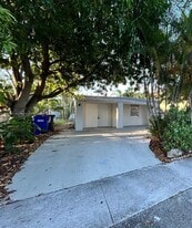 2071 NE 167th St in North Miami Beach, FL - Building Photo