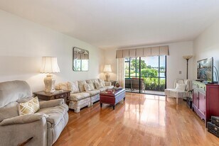 140 Lake Nancy Ln in West Palm Beach, FL - Building Photo