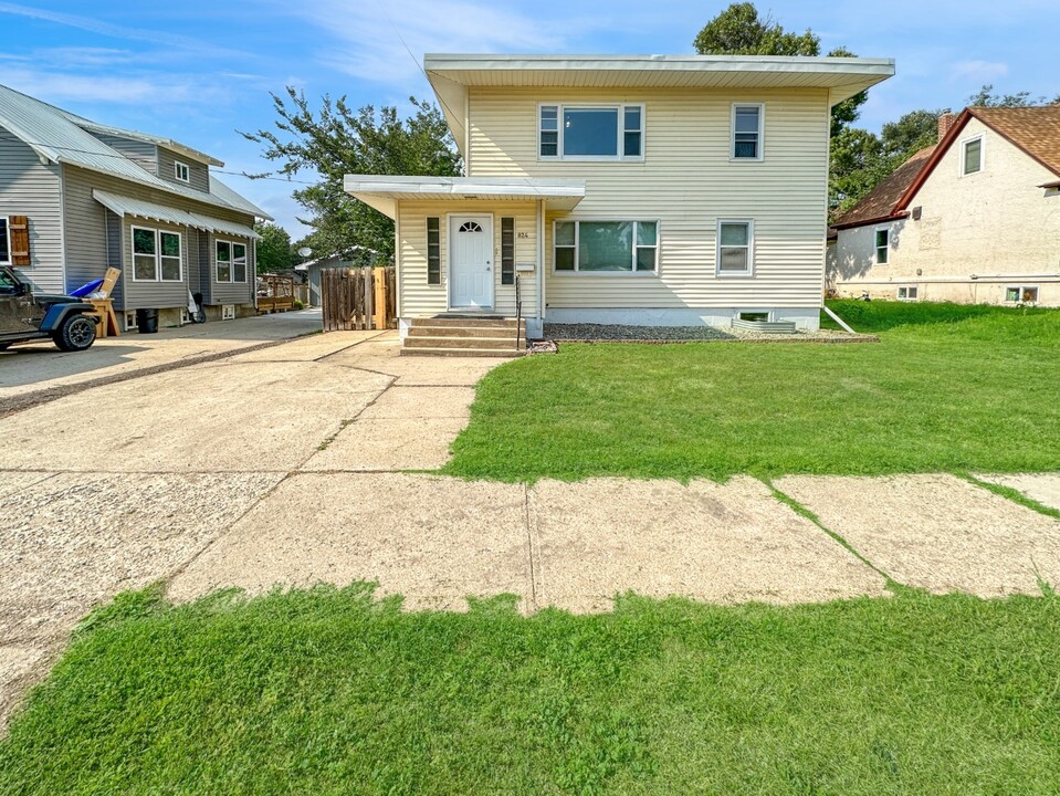 824 1st Ave NW in Minot, ND - Building Photo