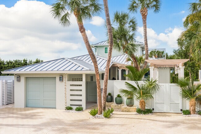 2807 Sunset Way in St Pete Beach, FL - Building Photo - Building Photo