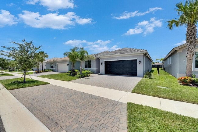 property at 4915 Sienna Isles Ave