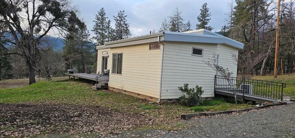 605 Missouri Flat Rd in Grants Pass, OR - Building Photo - Building Photo