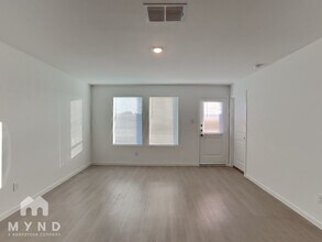 225 Poplar Pl in Wilmer, TX - Building Photo - Building Photo