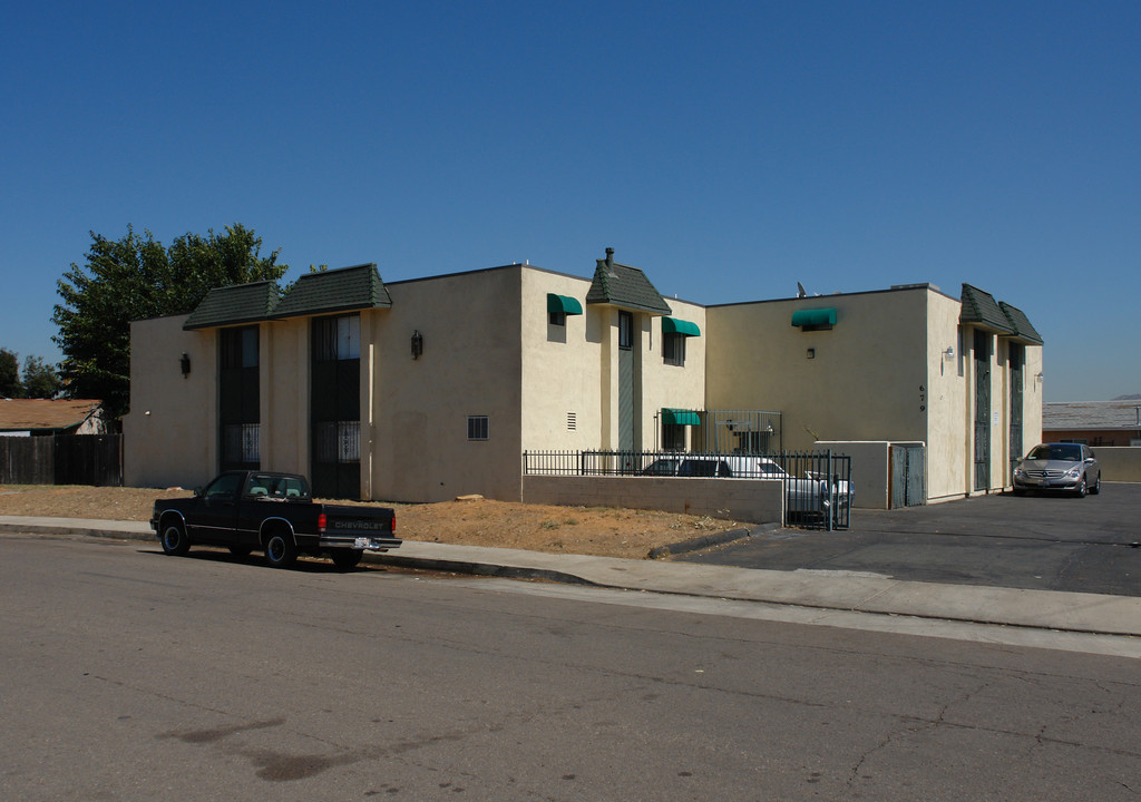 679 Lemon Ave in El Cajon, CA - Foto de edificio