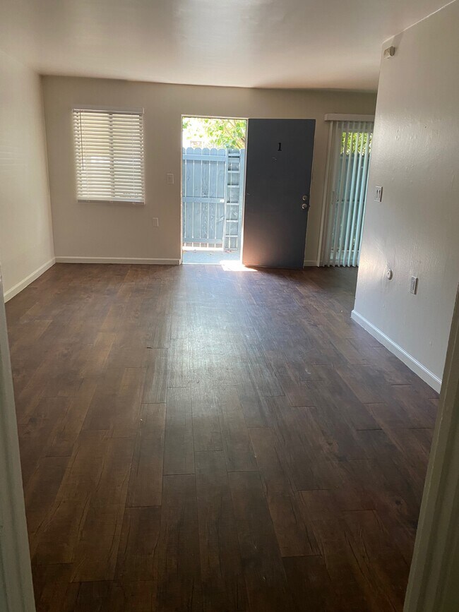 14756 Delano St Apartments and Nearby Los Angeles Apartments For Rent