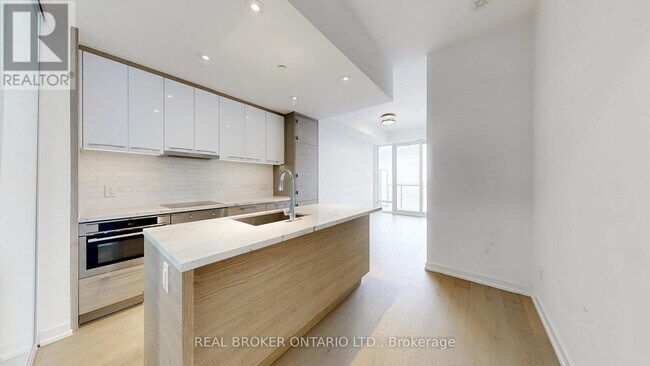 488-2488 University Ave in Toronto, ON - Building Photo - Building Photo