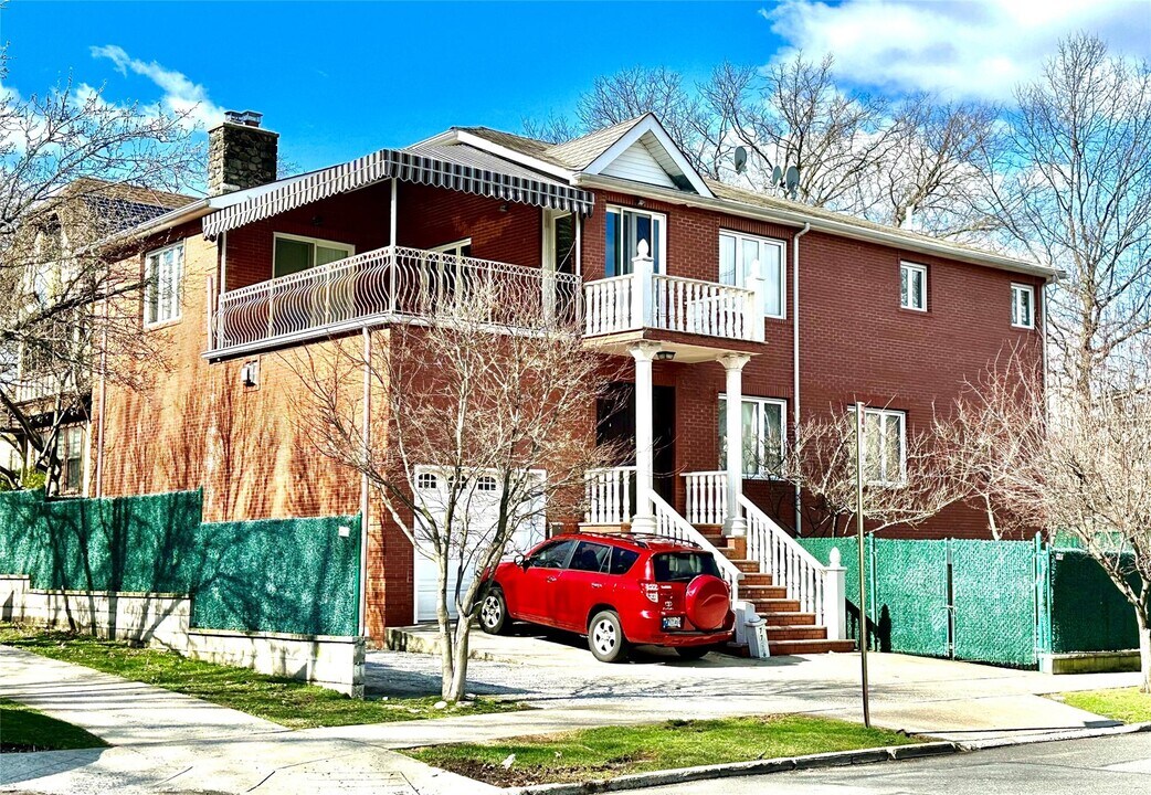 77-16 Kew Forest Ln in Queens, NY - Building Photo