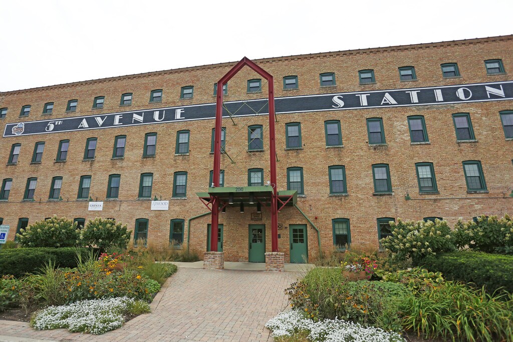 5th Avenue Station Naperville, IL Apartments