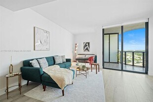 121 NE 34th St in Miami, FL - Building Photo