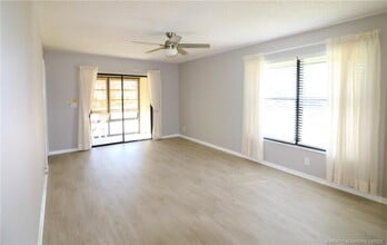 301 SW South River Dr in Stuart, FL - Building Photo - Building Photo
