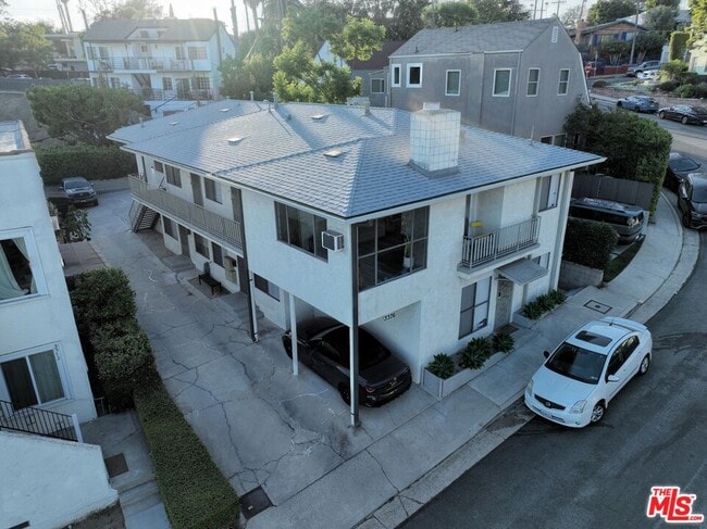 3376 Descanso Dr in Los Angeles, CA - Building Photo - Building Photo