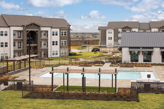 LOCKHART FARMS in Lockhart, TX - Foto de edificio - Building Photo