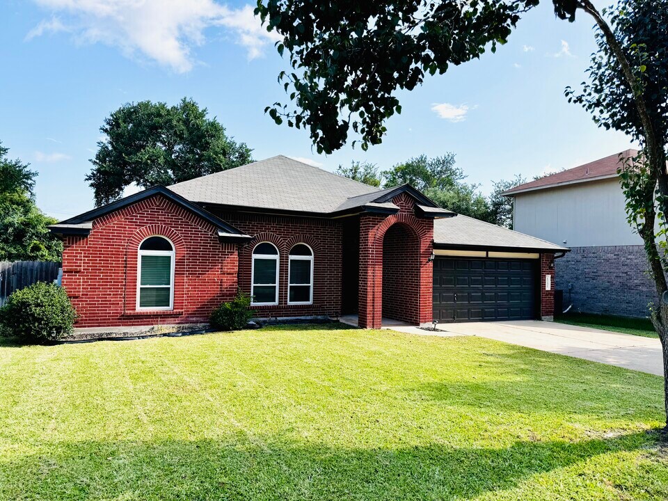 1731 Warwick Way in Cedar Park, TX - Foto de edificio