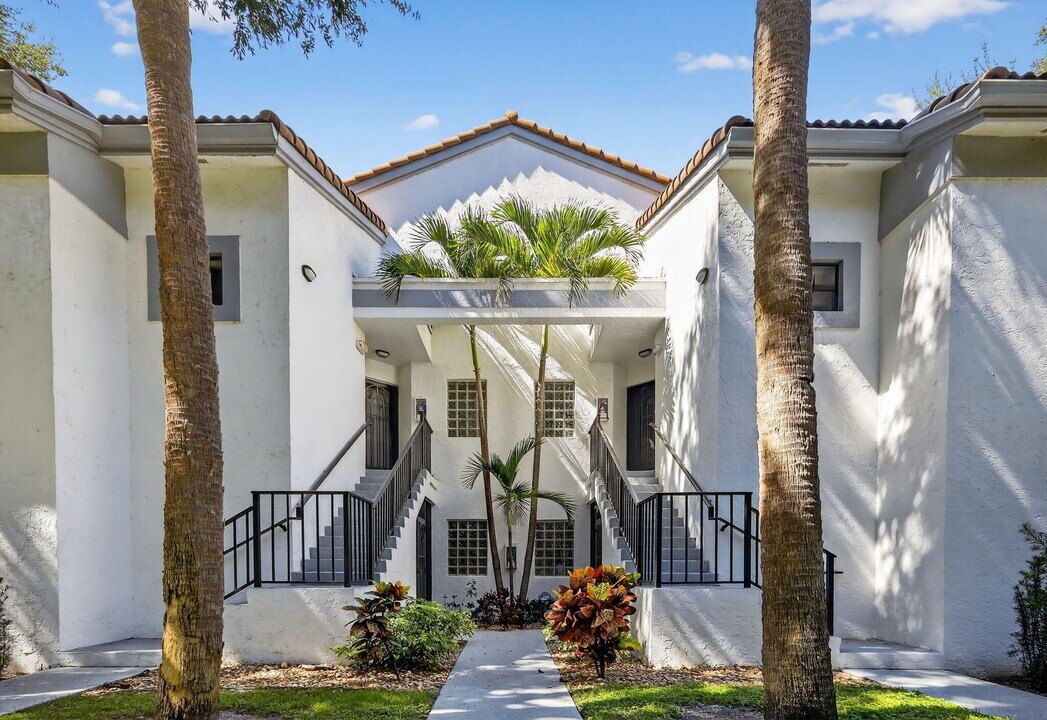 5475 Verona Dr in Boynton Beach, FL - Building Photo