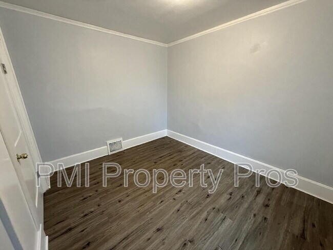 2853 N Booth St in Milwaukee, WI - Foto de edificio - Building Photo