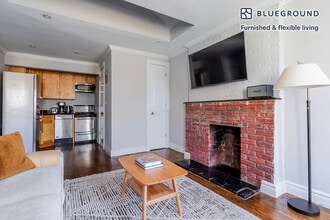 562 Hudson St in New York, NY - Building Photo - Building Photo