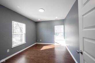 3157 E Washington St in Indianapolis, IN - Foto de edificio - Building Photo